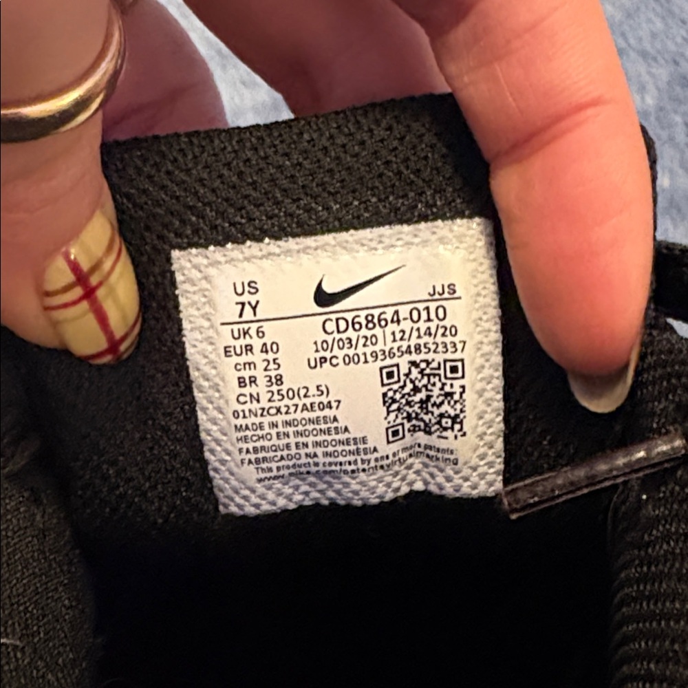 Nike Air Max Black and White Tennis Shoes - Picture 7 of 7